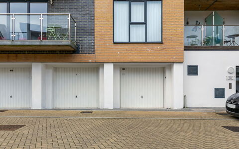 The Saltings: Gebäude, Eigentum, Fenster, Infrastruktur, Asphalt, Strassenbelag, Holz, Die Architektur, Nachbarschaft, Wohngebiet