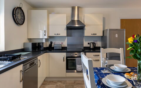 The Saltings: Countertop, Cabinetry, Möbel, Spüle, Sinken, Herd, Küche, Küchengerät, Haushaltsgerät, Zapfhahn