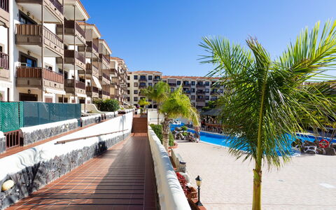 Costa del Silencio 601: Himmel, Gebäude, Azurblau, Pflanze, Strandresort, Urban Design, Gewässer, Arecales, Freizeit