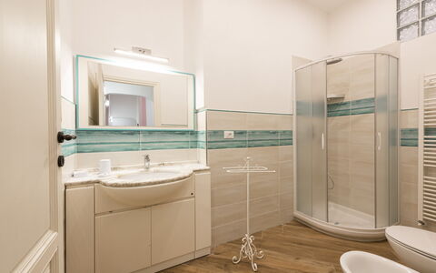 Villa Marconi: Spiegel, Badezimmerschrank, Zapfhahn, Cabinetry, Armatur, Sinken, Möbel, Gebäude, Bad Sink, Badezimmer