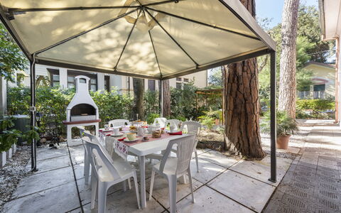Villa Marconi: Tabelle, Pflanze, Möbel, Stuhl, Gebäude, Schatten, Tisch Im Freien, Gartenmöbel, Baum, Freizeit