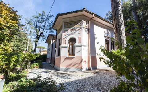 Villa Marconi: Eigentum, Himmel, Pflanze, Baum, Tür, Fenster, Grundeigentum, Fassade, Stadt