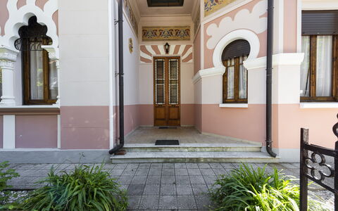 Villa Marconi: Pflanze, Eigentum, Gebäude, Fenster, Tür, Grundeigentum, Fassade, Symmetrie, Säule, Haus