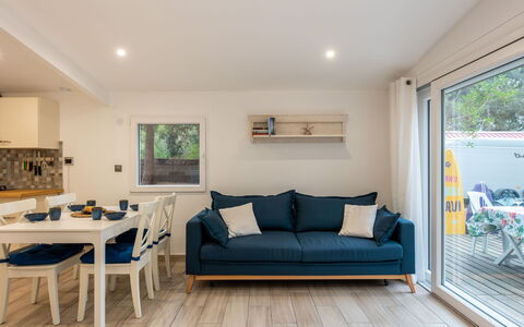 Cottage Etoile de Mer: Möbel, Couch, Tabelle, Azurblau, Holz, Beleuchtung, Interior Design, Rechteck, Wohnzimmer, Komfort