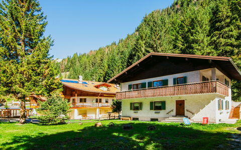 Canazei 440: Pflanze, Himmel, Gebäude, Eigentum, Fenster, Natur, Baum, Natürliche Landschaft, Haus, Grundstueck