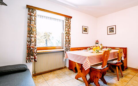 Canazei 440: Möbel, Tabelle, Gebäude, Fenster, Holz, Textil, Orange, Interior Design, Stuhl, Fussboden