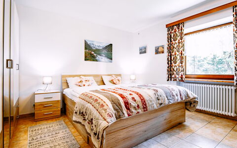 Canazei 440: Gebäude, Möbel, Fenster, Komfort, Holz, Bettrahmen, Schublade, Interior Design, Fussboden, Kissen