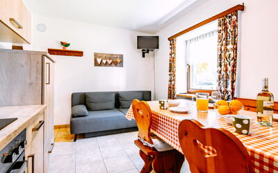 Canazei 440: Möbel, Tabelle, Eigentum, Bilderrahmen, Couch, Orange, Stuhl, Interior Design, Fenster, Holz