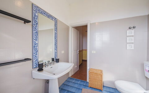 Casa Giulia: Spiegel, Armatur, Zapfhahn, Sinken, Bad Sink, Eigentum, Badezimmer, Lila, Interior Design, Die Architektur