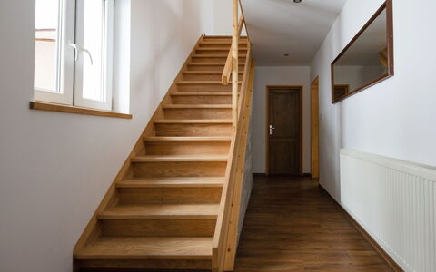 Tanvald: Fenster, Treppe, Farbe, Holz, Interior Design, Fussboden, Holzbeize, Flooring, Gebäude