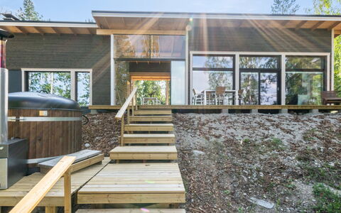 Hot Pool Cottage Kesäranta: Bett, Möbel, Schlafzimmer, Interior Design, Bedding, Bettdecke, Flooring, Holz, Fussboden, Zimmer