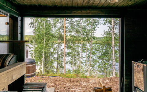Hot Pool Cottage Kesäranta: Bett, Möbel, Schlafzimmer, Interior Design, Bedding, Bettdecke, Flooring, Holz, Fussboden, Zimmer