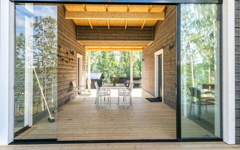 Hot Pool Cottage Kesäranta: Bett, Möbel, Schlafzimmer, Interior Design, Bedding, Bettdecke, Flooring, Holz, Fussboden, Zimmer