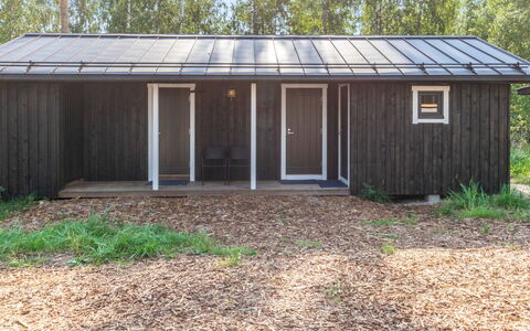 Hot Pool Cottage Kesäranta: Bett, Möbel, Schlafzimmer, Interior Design, Bedding, Bettdecke, Flooring, Holz, Fussboden, Zimmer