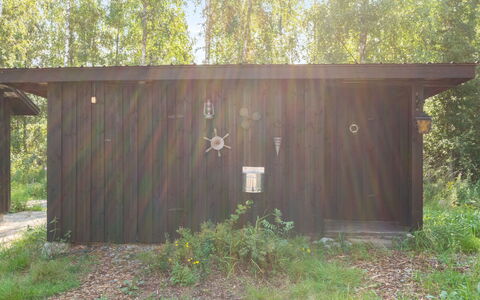 Hot Pool Cottage Kesäranta: Bett, Möbel, Schlafzimmer, Interior Design, Bedding, Bettdecke, Flooring, Holz, Fussboden, Zimmer