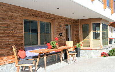 Aschau Im Zillertal 900: Tabelle, Blume, Pflanze, Gebäude, Möbel, Fenster, Blumentopf, Zimmerpflanze, Holz, Stuhl