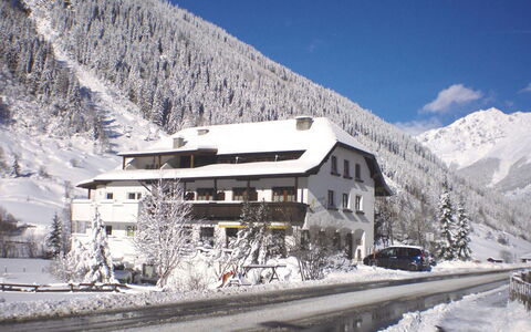 Feichten im Kaunertal 107: Himmel, Schnee, Berg, Gebäude, Wolke, Steigung, Fenster, Baum, Haus, Hochland