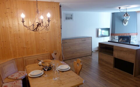 Le Torrent 1: Tabelle, Eigentum, Möbel, Holz, Geschirr, Beleuchtung, Interior Design, Cabinetry, Holzbeize, Haus