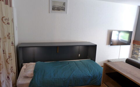 Le Torrent 1: Möbel, Eigentum, Komfort, Azurblau, Holz, Interior Design, Gebäude, Vorhang, Haus, Bilderrahmen