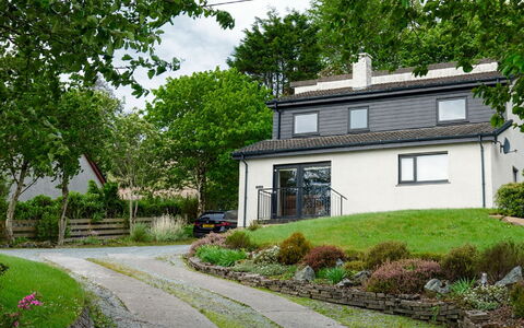 Solas: Pflanze, Gebäude, Fenster, Baum, Haus, Gras, Grundstueck, Strassenbelag, Himmel, Hütte