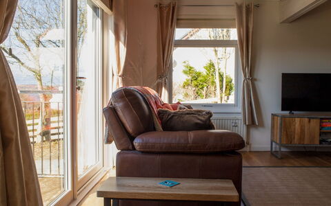 Solas: Braun, Eigentum, Couch, Gebäude, Komfort, Fenster, Holz, Schatten, Beleuchtung, Interior Design