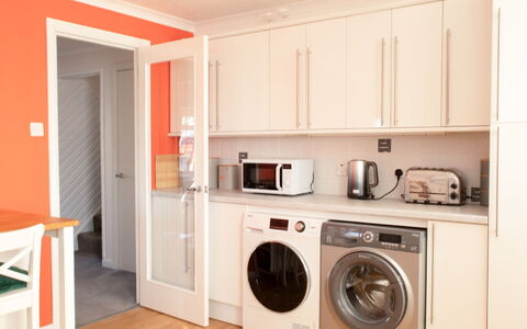 Solas: Braun, Wäschekammer, Eigentum, Wäschetrockner, Waschmaschine, Wäsche, Haushaltsgerät, Orange, Holz, Interior Design