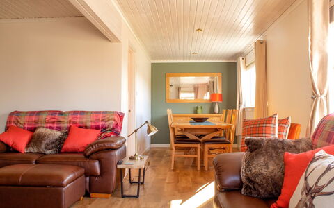 Solas: Möbel, Eigentum, Tabelle, Komfort, Holz, Gebäude, Orange, Beleuchtung, Interior Design, Wohnzimmer