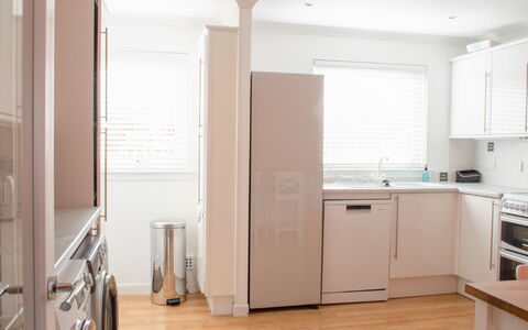 Solas: Cabinetry, Wäschekammer, Gebäude, Holz, Fenster, Haushaltsgerät, Flooring, Fussboden, Linie
