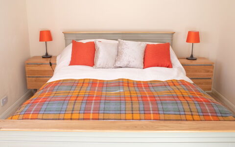 Solas: Eigentum, Möbel, Komfort, Orange, Rechteck, Bettrahmen, Holz, Textil, Kissen