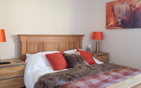 Solas: Möbel, Komfort, Orange, Bettrahmen, Holz, Beleuchtung, Gebäude, Textil, Bett, Lampe