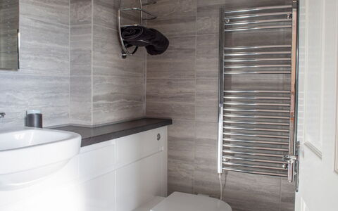 Solas: Armatur, Gebäude, Badezimmer, Toilleten Sitz, Interior Design, Toilette, Flooring, Fussboden, Zapfhahn
