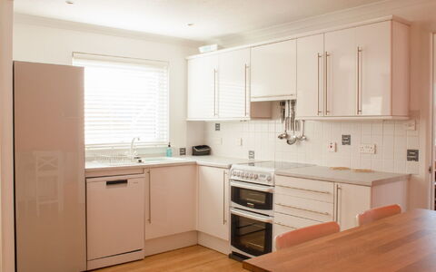 Solas: Cabinetry, Sinken, Countertop, Möbel, Spüle, Küche, Fenster, Holz, Herd, Interior Design
