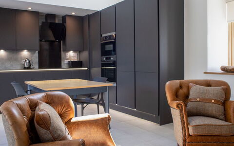 Finnan'S Byre: Möbel, Komfort, Holz, Stuhl, Interior Design, Flooring, Fussboden, Wohnzimmer, Tabelle, Hartholz