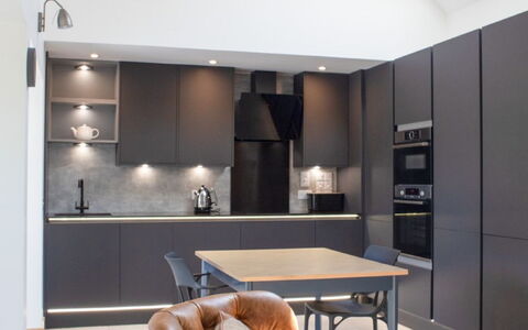 Finnan'S Byre: Möbel, Eigentum, Cabinetry, Holz, Gebäude, Interior Design, Tabelle, Couch, Flooring, Komfort