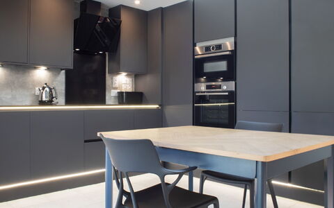 Finnan'S Byre: Tabelle, Möbel, Eigentum, Countertop, Cabinetry, Stuhl, Holz, Interior Design, Beleuchtung, Regal