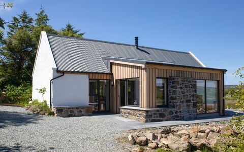 Finnan'S Byre: Pflanze, Himmel, Fenster, Gebäude, Haus, Grundstueck, Holz, Baum, Hütte, Abstellgleis