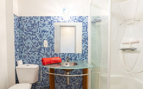 Villa Suerte: Armatur, Eigentum, Produkt, Badezimmer, Lila, Sinken, Zapfhahn, Interior Design, Beleuchtung, Die Architektur