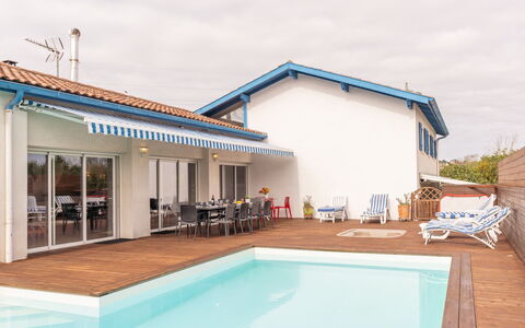 Villa Suerte: Himmel, Wasser, Wolke, Eigentum, Möbel, Schwimmbad, Stuhl, Azurblau, Schatten, Interior Design
