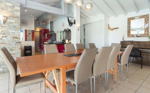 Villa Suerte: Tabelle, Möbel, Stuhl, Holz, Beleuchtung, Interior Design, Gebäude, Fussboden, Halle, Flooring