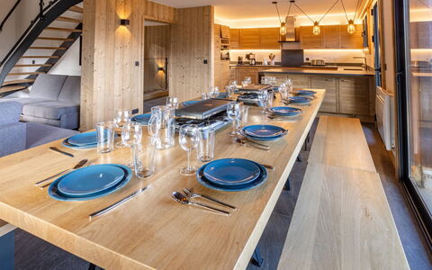 L'Adret: Tabelle, Möbel, Geschirr, Stuhl, Gebäude, Holz, Interior Design, Weinglas, Küche & Esszimmer Tisch, Barware