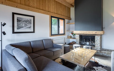 L'Adret: Couch, Eigentum, Möbel, Bilderrahmen, Gebäude, Interior Design, Wohnzimmer, Holz, Fussboden, Flooring