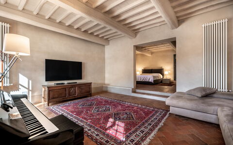 San Tommaso: Möbel, Eigentum, Couch, Komfort, Holz, Interior Design, Beleuchtung, Flooring, Wohnzimmer, Fussboden