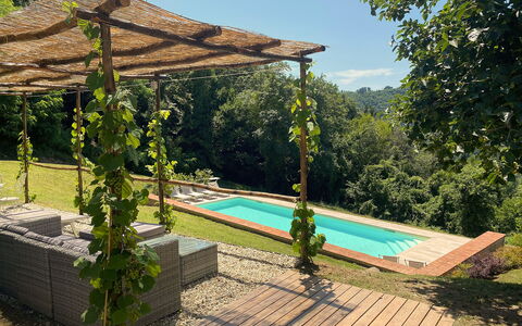 San Tommaso: Pflanze, Wasser, Himmel, Schwimmbad, Schatten, Vegetation, Baum, Gartenmöbel, Freizeit, Gras