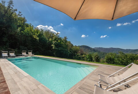 San Tommaso: Wasser, Himmel, Eigentum, Daytime, Schwimmbad, Azurblau, Natur, Regenschirm, Gebäude, Wolke