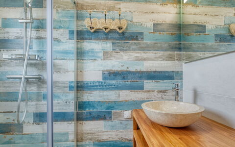 Petite Dépée: Armatur, Zapfhahn, Holz, Badezimmer, Rechteck, Fussboden, Flooring, Haus, Installation, Gebäude