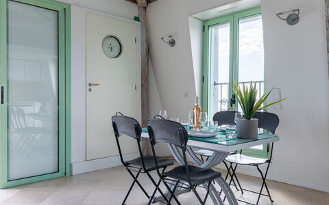 Les Araucarias: Tabelle, Eigentum, Möbel, Pflanze, Stuhl, Azurblau, Fenster, Interior Design, Holz