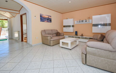 Zorka: Couch, Wohnzimmer, Bilderrahmen, Interior Design, Flooring, Fussboden, Holz, Wand, Halle, Grundeigentum