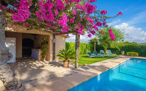 La Truyola Pool Finca: Gebäude, Pflanze, Blume, Wasser, Himmel, Haus, Beleuchtung, Wolke, Rechteck, Schwimmbad