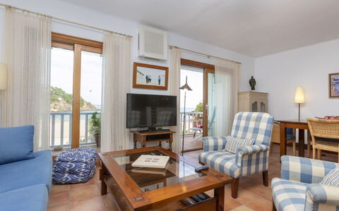 Sa Riera Beach: Bilderrahmen, Couch, Möbel, Tabelle, Blau, Holz, Interior Design, Gebäude, Lampe, Komfort