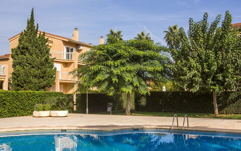 Clemenvillas i: Wasser, Pflanze, Himmel, Eigentum, Gebäude, Azurblau, Baum, Wolke, Schwimmbad, Natürliche Landschaft